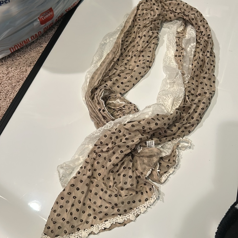 Beige and lace scarf - Picture 3 of 3